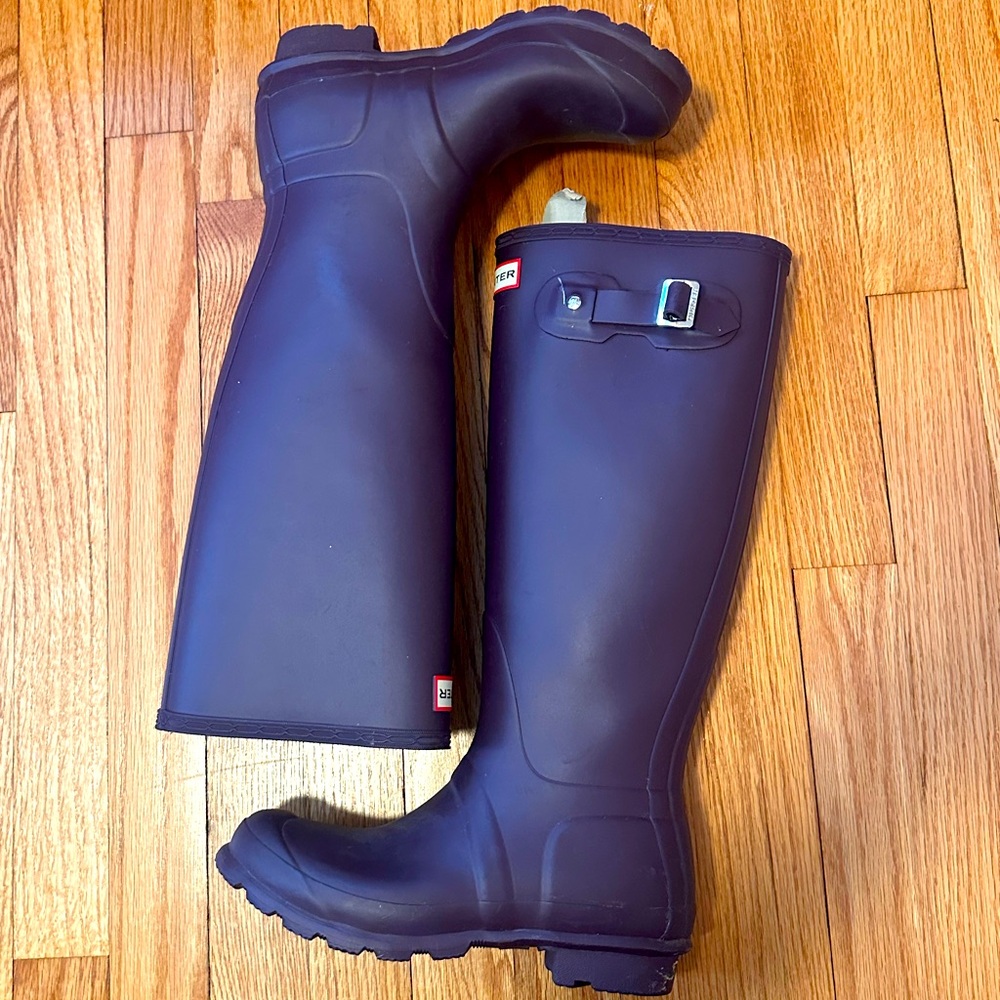 Hunter Women’s original tall black grape rain boots wide calf size 6